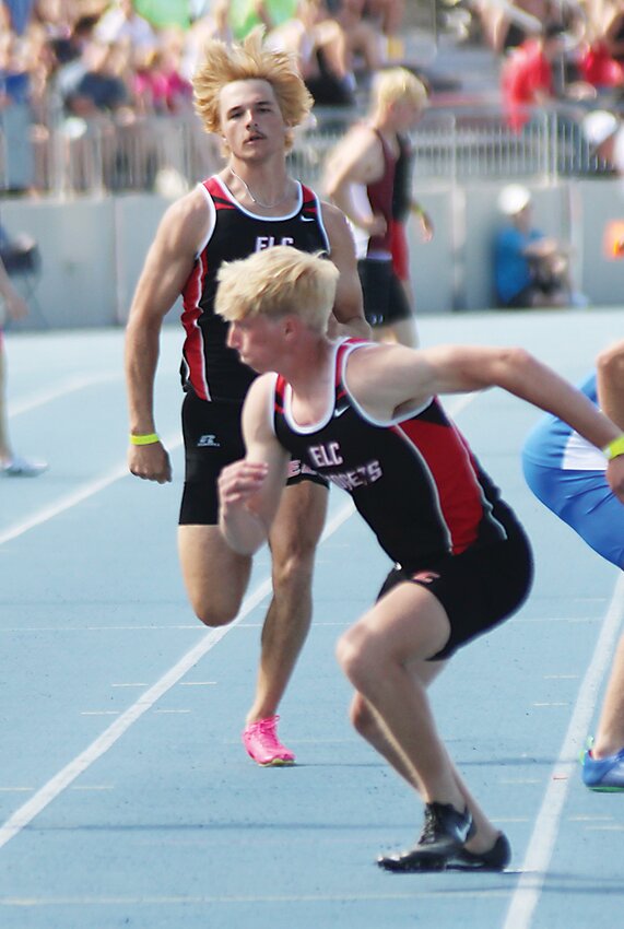ELC’s Tate White prepares for the handoff from Kale Shatto in the sprint medley on Saturday.