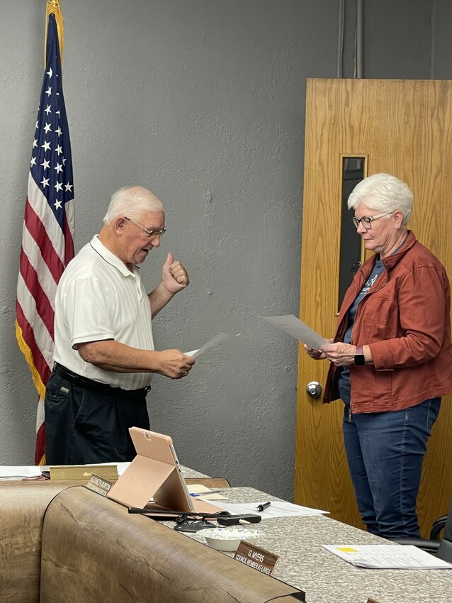 City clerk Beth Burton gave the oath of office to returning mayor Kenny Billings at Tuesday evening’s council meeting