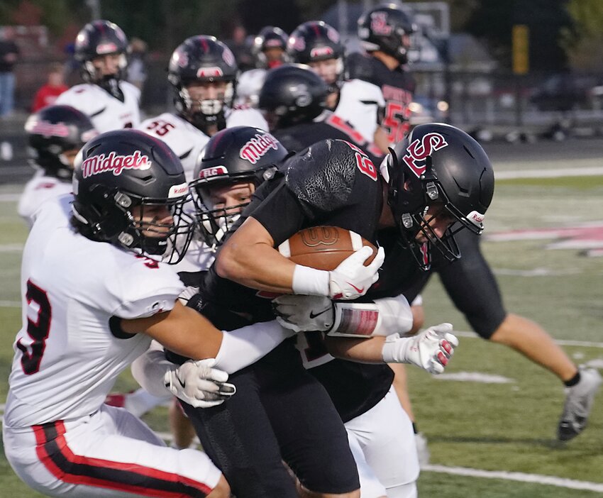 LiamBrown (67) and Kendall Molacek (41) block for James Richard (6) as he takes the handoff from Layton Yager.