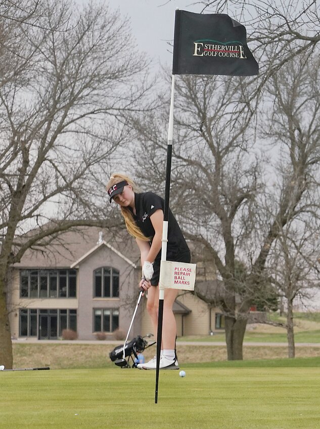 Hanna Paulson led ELC’s effort at the Midgets’ home tournament on Monday.
