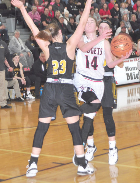 ELC’s Jordyn Stokes (14) is ready for the contact as she drives to the basket against Cherokee.
Photo by David Swartz