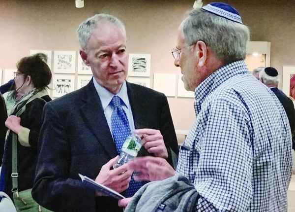 Alan Elsner speaks to one of the participants at Temple Emanu-El.