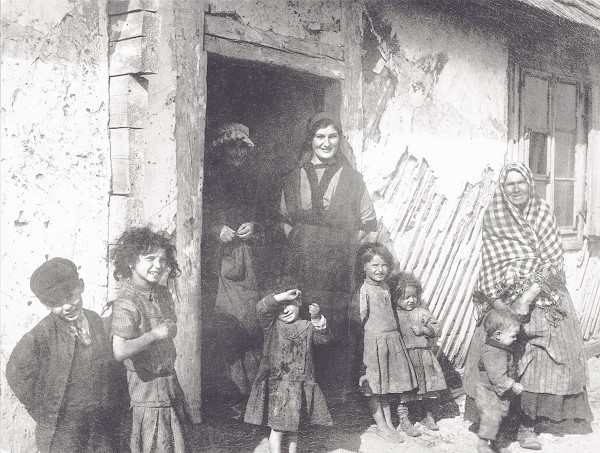 A Jewish family in Jedrzejow, Poland, circa 1900.