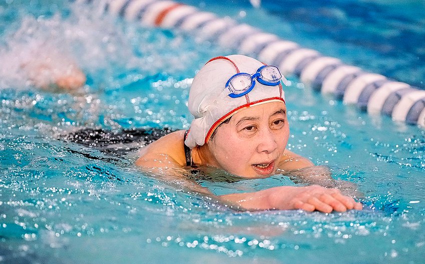 Jing Xu used a paddle board to swim a lap.