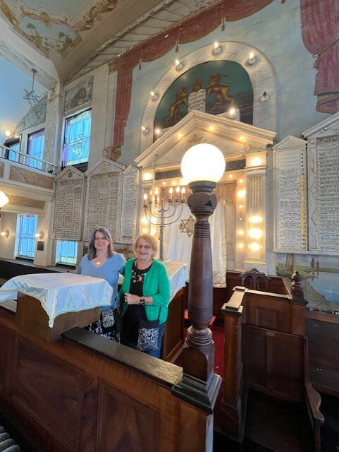 Linda Kassed Baer Nieberg, right, on the bimah at Sons of Jacob.