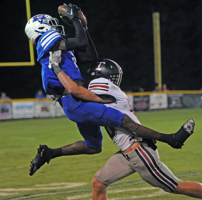 Aja Jones makes an acrobatic catch on an 18-yard pass by quarterback Silas Teat to set up a Marshall County touchdown in the third quarter.