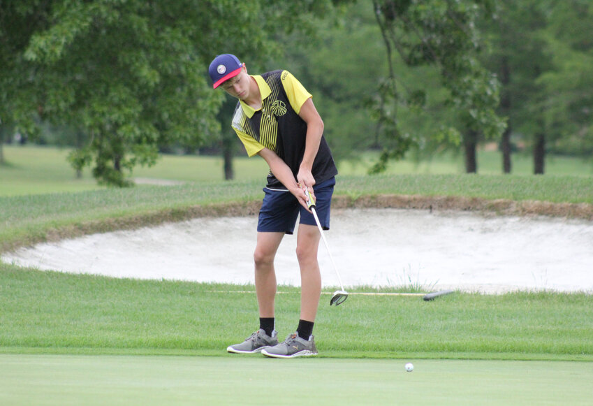 Van-Far sophomore Pacey Reading putts in the Class 1 state meet last year in Columbia.
