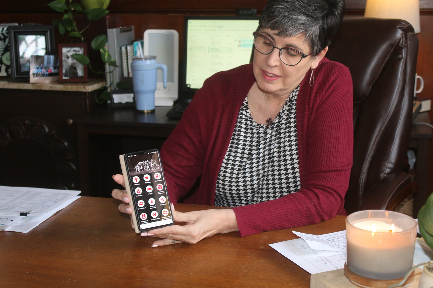 Dana Keller, Executive Director of the Mexico Area Chamber of Commerce, gives a tutorial of how to download the new Mighty MexMo app and how to navigate the tabs to best benefit the user. [Miranda Holman Photos]