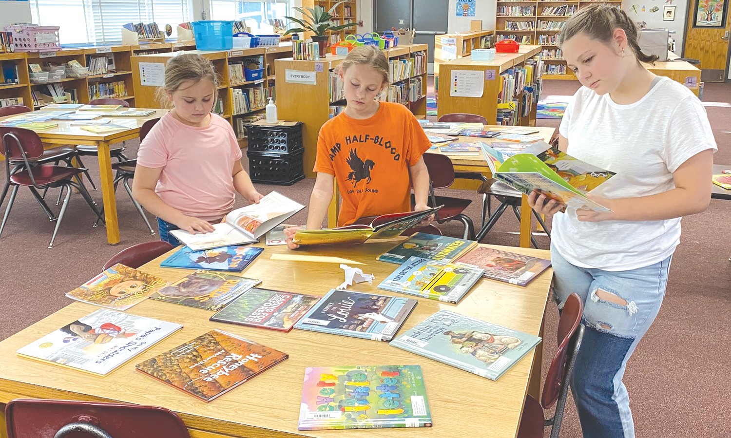 Eugene Field Elementary School held its first "Book Tasting" event last week as new librarian Justin Hamm brought over the concept from North Callaway, where he worked for years before coming to Mexico this year.
[Submitted by Christine Harper]