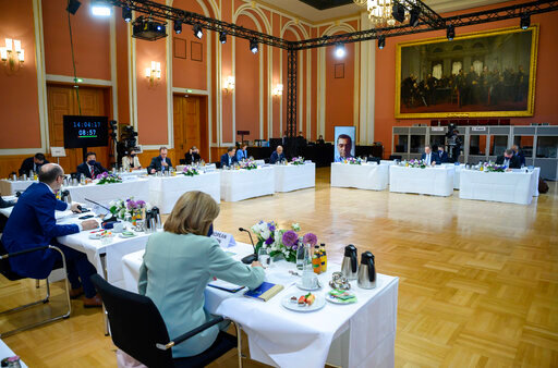 German Health Minister Karl Lauterbach, rear center, speaks as he opens a working session of a health ministers of the G7 countries in the Red City Hall in Berlin, Germany, Thursday, May 19, 2022. On the screen is Xavier Becerra, Health Minister of the USA, who cannot attend in person due to a corona infection. Photo: (Bernd von Jutrczenka/dpa via AP)