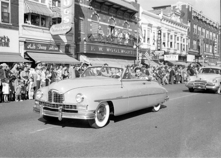 1940s Homecoming Parade, looking west across Broadway between 6th and 7th.