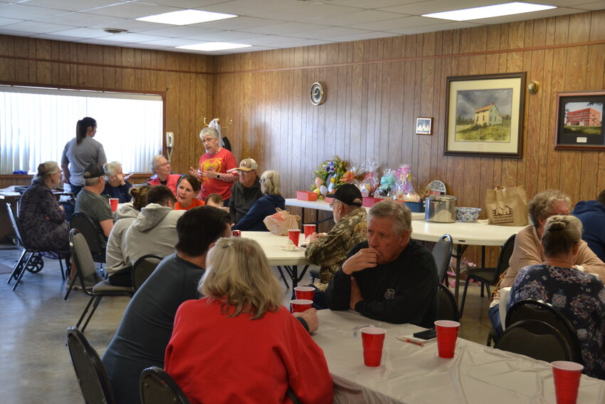 Current residents, neighbors, and returning natives of Mulberry gathered at the senior center Saturday for a chicken-noodle fundraiser to revitalize the city&rsquo;s baseball field.