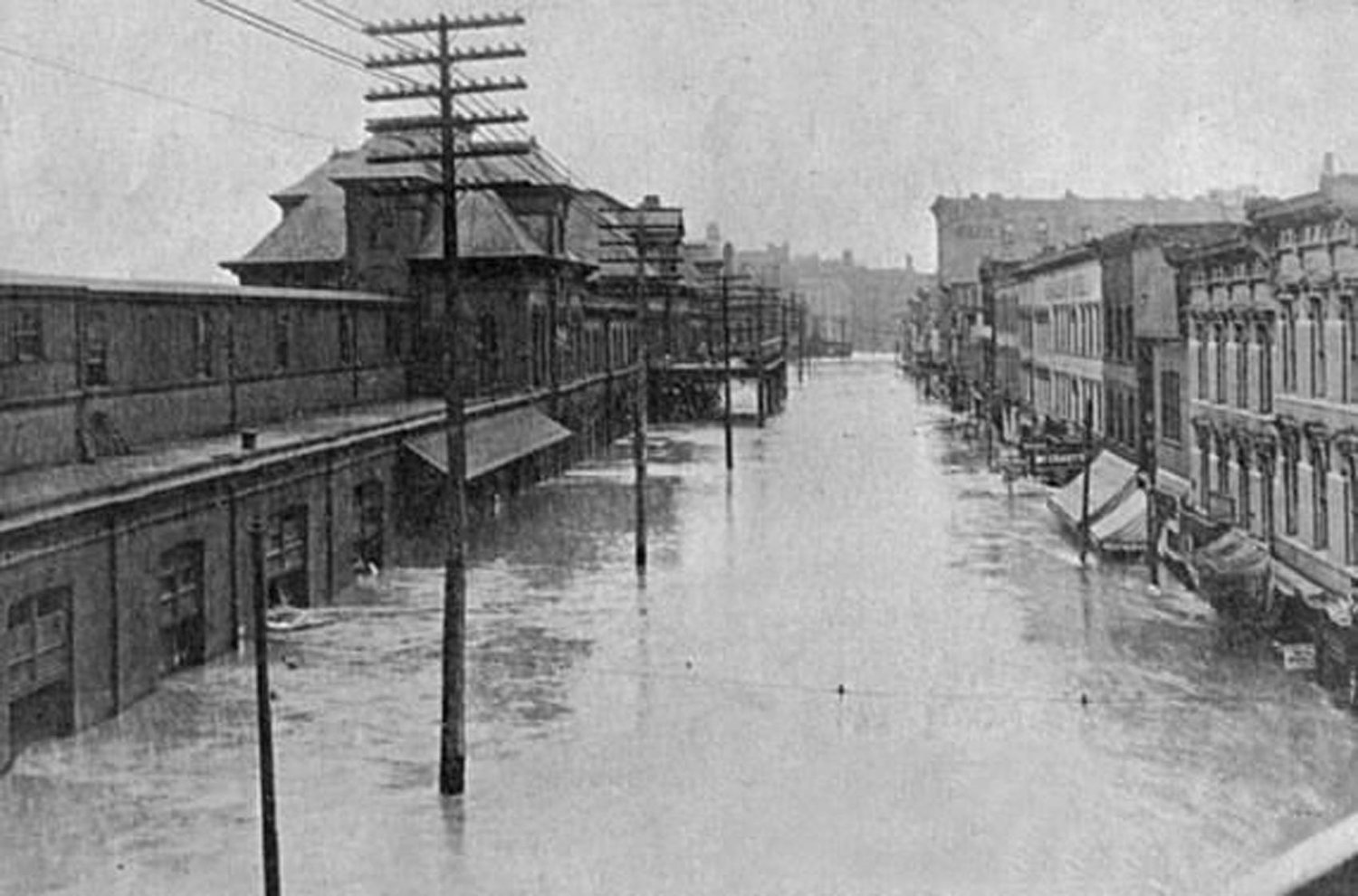 1903 Kansas City Flood. Looking south on Union Avenue, Union Depot to the left.