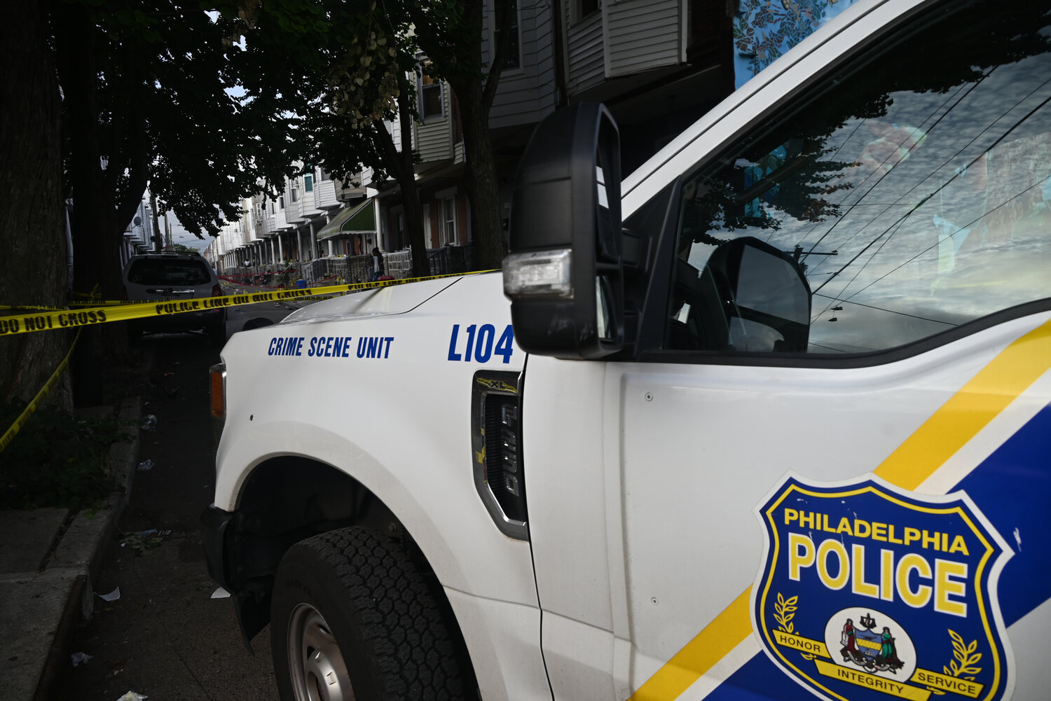 1 killed, 4 wounded in shooting at Hill Creek Apartments in Crescentville