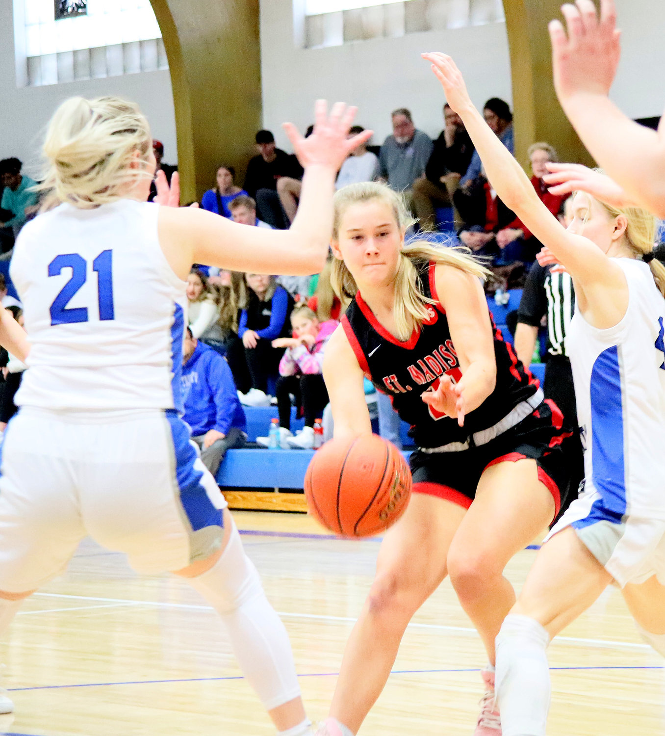 Fort Madison's Camille Kruse slides a bounce pass into the lane in the first quarter. Kruse finished with 19 points to lead the Hounds in the loss.