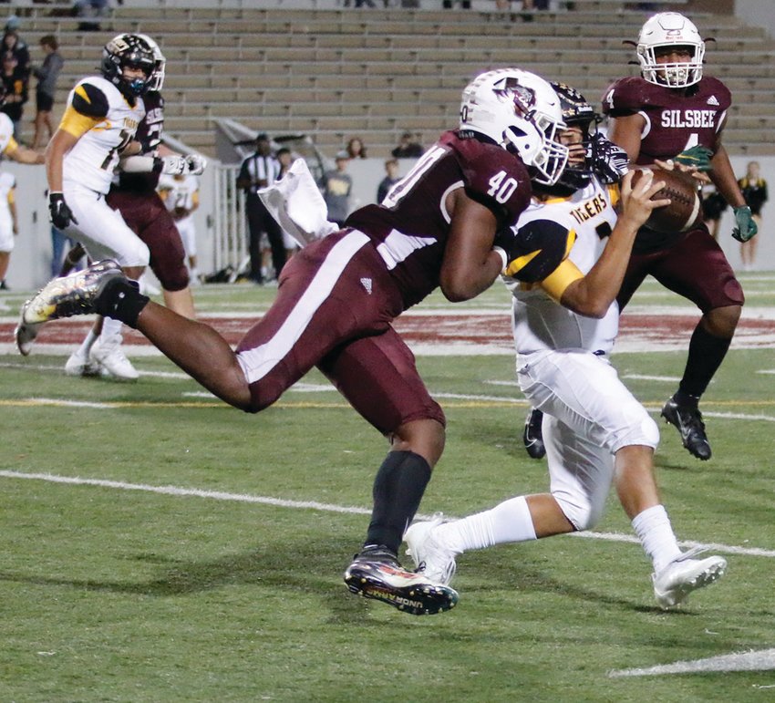 Silsbee linebacker Jayron Williams (40) runs down Sealy quarterback D&rsquo;vonne Hmielewski for a loss during first-half action on the Class 4A Division 2 bi-district matchup on Nov. 12.