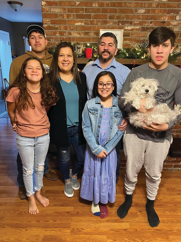 Editor &mdash; Editor de The Ulysses News Shayla Hernandez-Jaquez aparece en la foto con su esposo Adan y sus hijos, Kaden, Kiya, Karis y Kaleb Jaquez. El &uacute;ltimo d&iacute;a de Jaquez como editor es el jueves 19 de mayo de 2022.