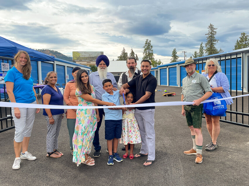 The Boyal family cuts the ribbon on Peshastin Storage alongside their parents, friends and the Leavenworth Chamber of Commerce.