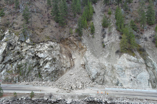 While South Lakeshore Road is closed, travelers must detour in SR 971 Navarre Coulee Road to the junction of US 97A.
