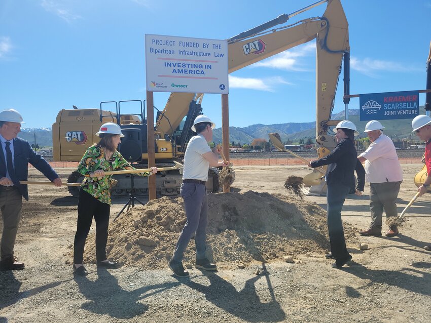 The federal and local partnership for the Confluence Parkway officially turns the first dirt on the project’s Phase 1 portion.