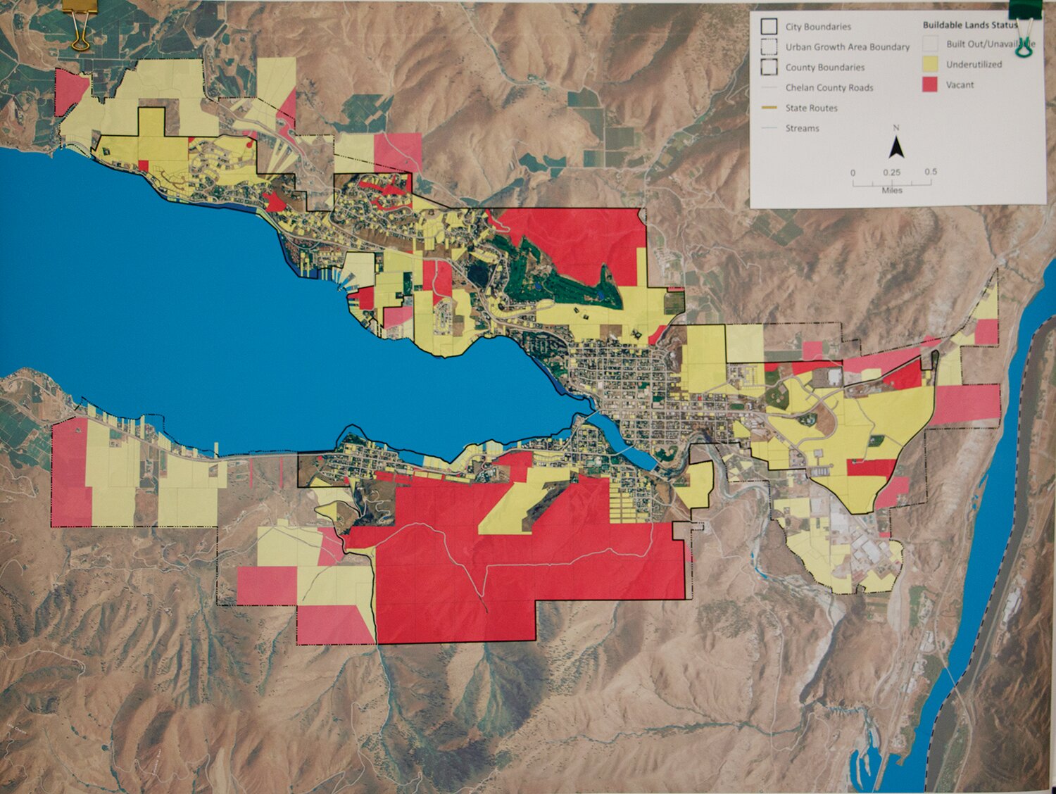 City of Chelan map displaying both vacant (red areas) and underutilized (yellow areas) areas available for development.