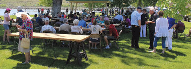 A large crowd gathered at Lakeshore Park for last Saturday’s dedication of the Memorial to the Methow. Lunch included smoked and barbecued salmon fresh from the mouth of the Columbia River at Ilwaco.
