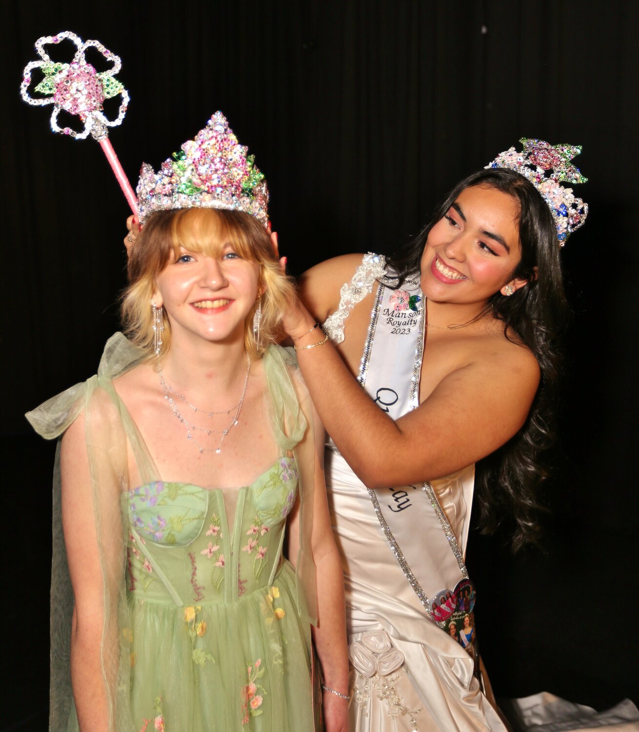 2023 Manson Apple Blossom Queen May Juarez crowns Isabelle Harris as queen of the 2024 Manson Apple Blossom Festival.