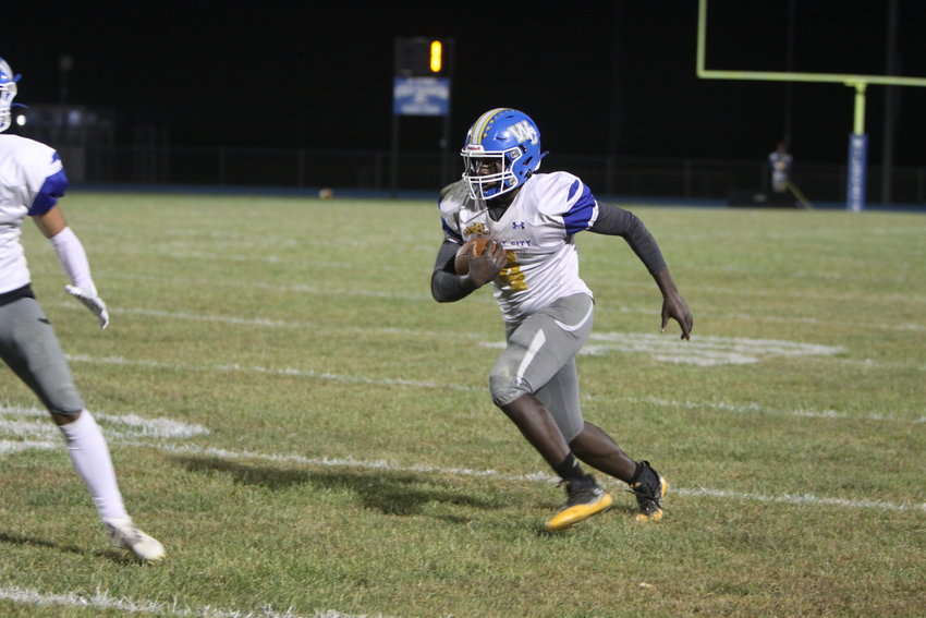 Wright City junior Carleon Jones carries the ball in the second quarter.