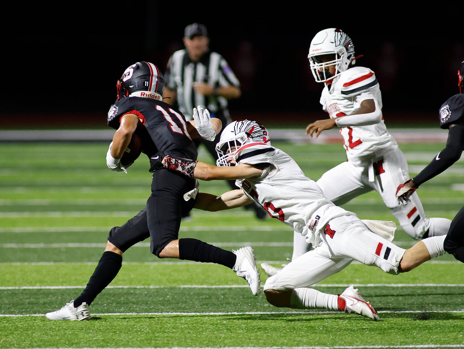 Warrenton's Ben Peth (6) reaches to tackle Fort Zumwalt South's Logan Vogt (11), Friday, Aug. 25, 2023, at Fort Zumwalt South High School in St. Peters, Mo.