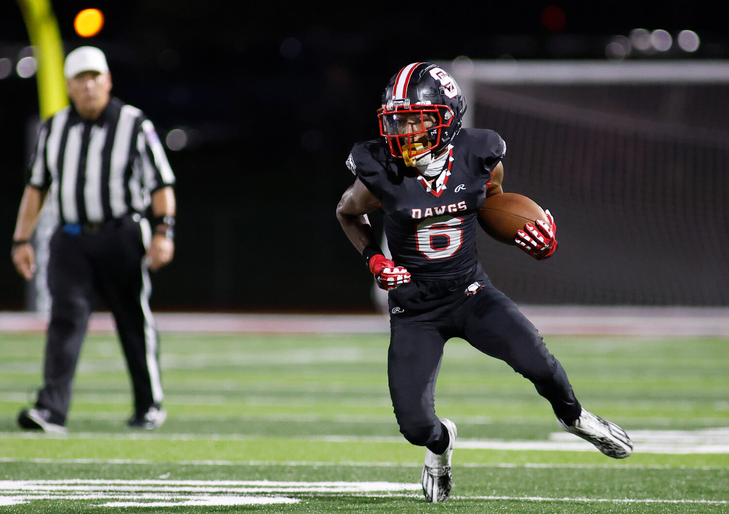 Fort Zumwalt South's Amir Purdy (6) carries the ball during a game against Warrenton, Friday, Aug. 25, 2023, at Fort Zumwalt South High School in St. Peters, Mo.