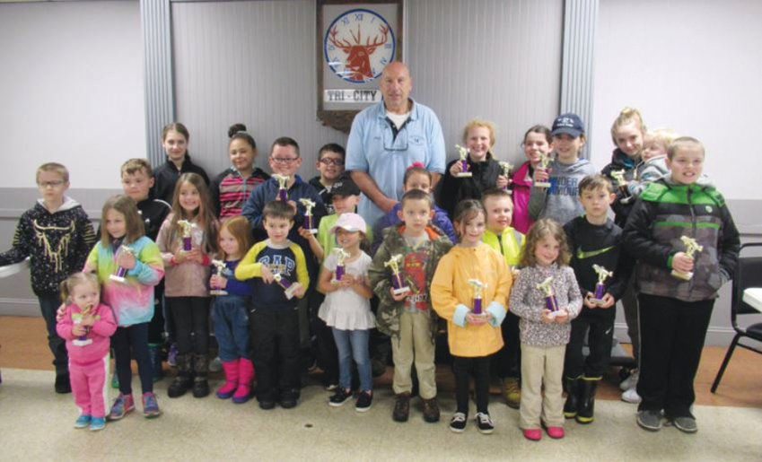 GRIFF&rsquo;S GANG: Griff Williams (center back) is pictured with many of the children who cast their lines into Golden Pond during the Tri-City Elks 11th Annual Kids Trout Derby in 2019. (Sun Rise photos by Pete Fontaine)