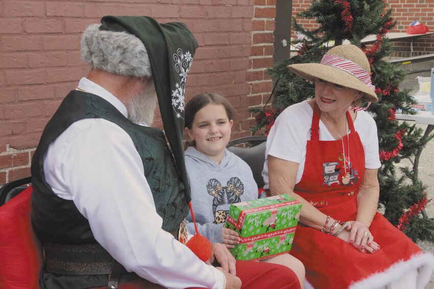 of Hoxsie School shares time with St. Nick and his wife.